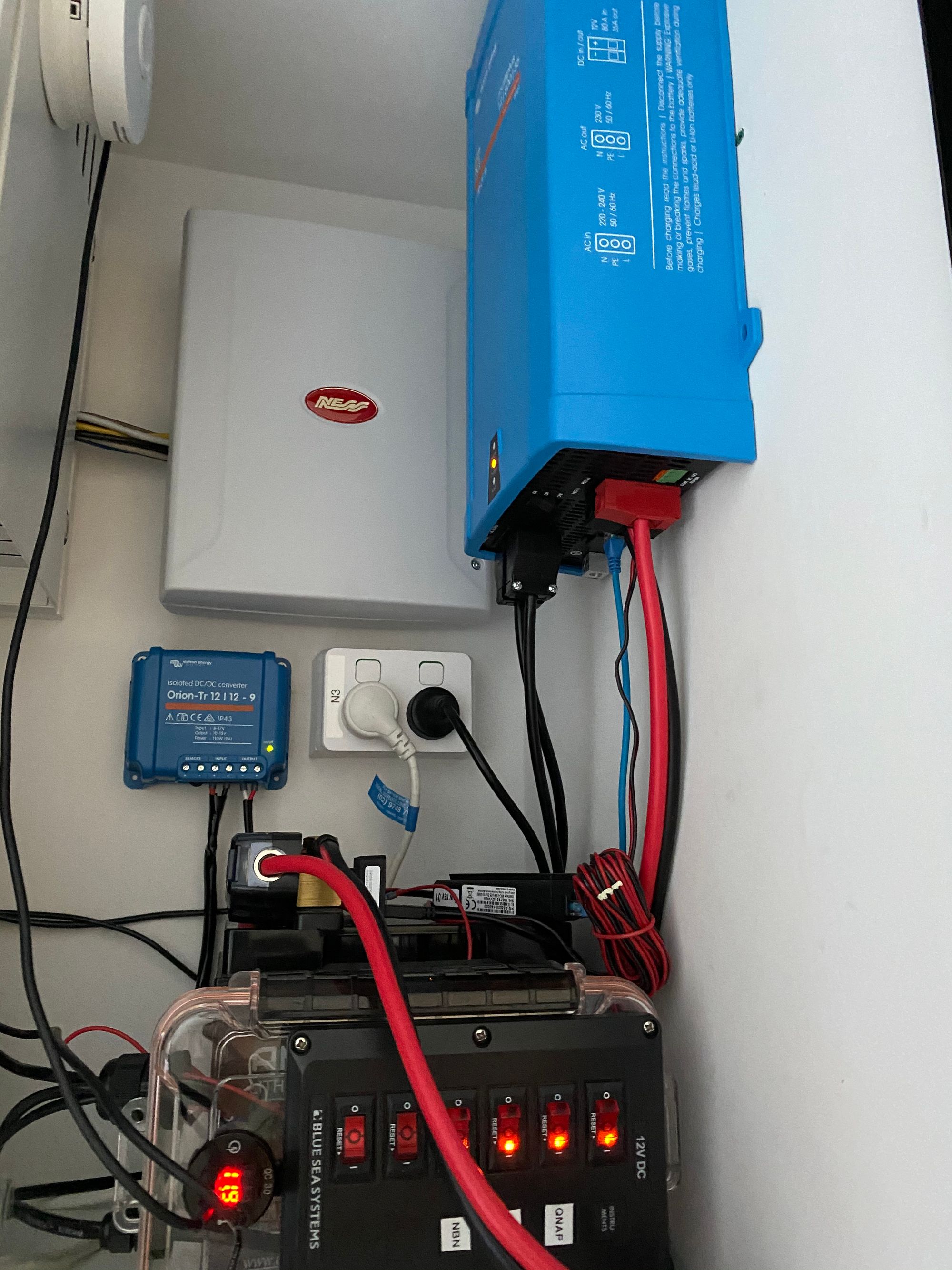 UPS with Lithium Battery & DC distribution